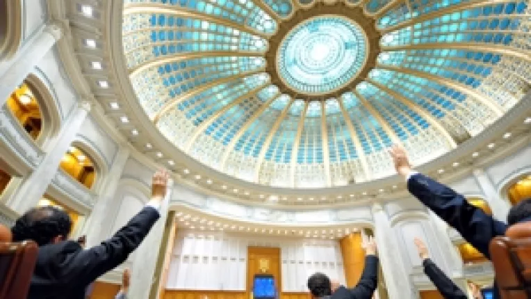 Ponta a semnalat punctul slab al coalitiei USL: Absentele senatorilor si deputatilor