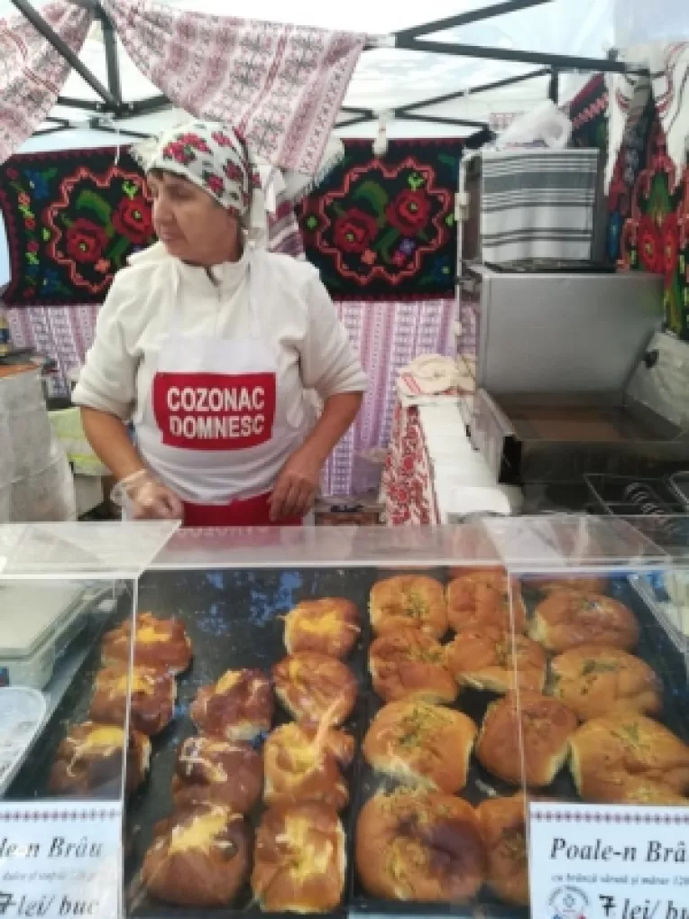 Prajituri traditionale si placinte poale-n brau, la targul din curtea MTR