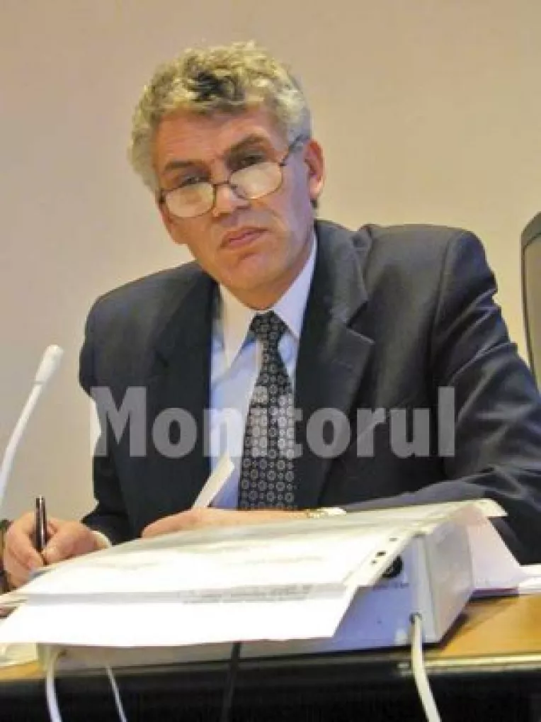 Prefectul, atacat din toate partile