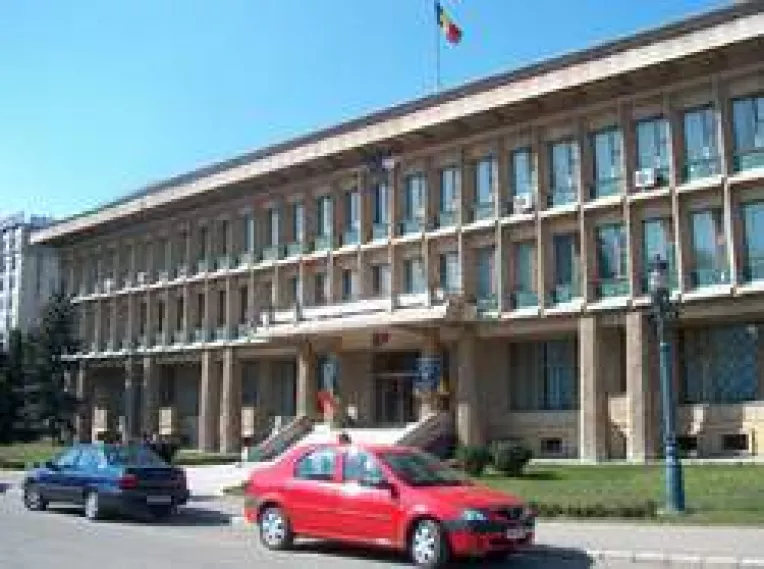 Prefectura isi freaca, la greu, piciorul de lemn