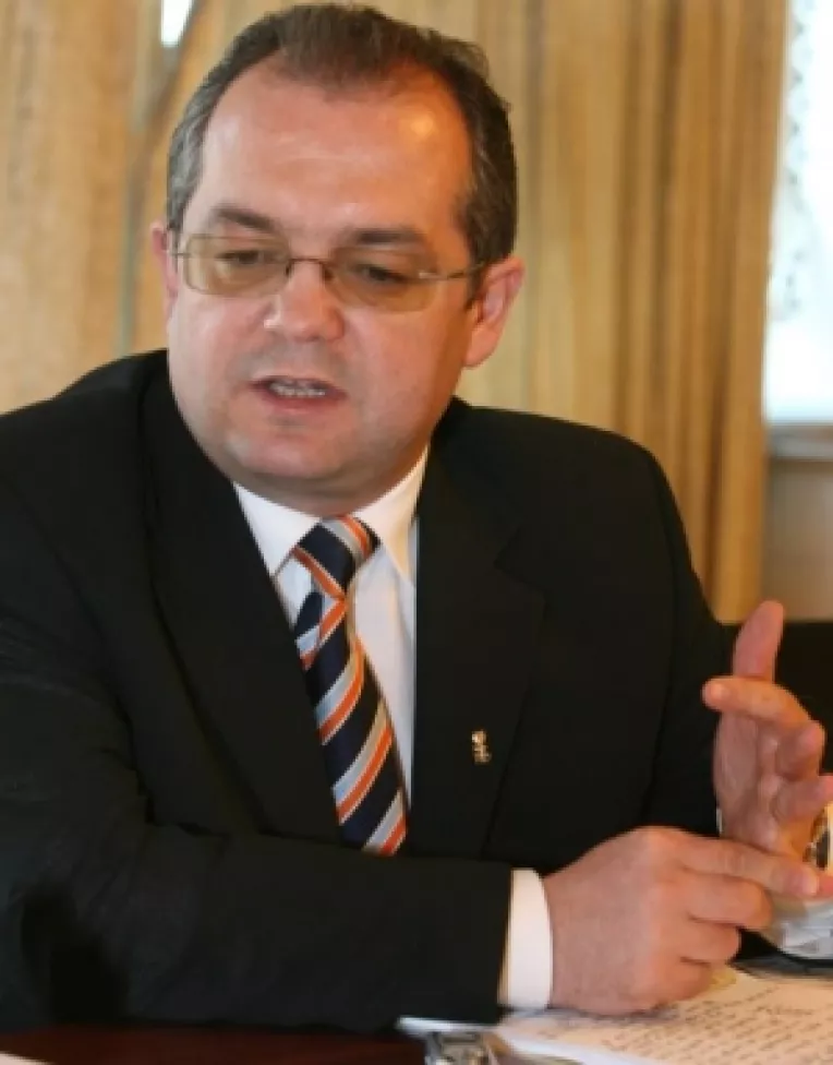 Premierul Emil Boc spune ca in 2030 trebuie sa se ajunga la egalizarea varstelor de pensionare