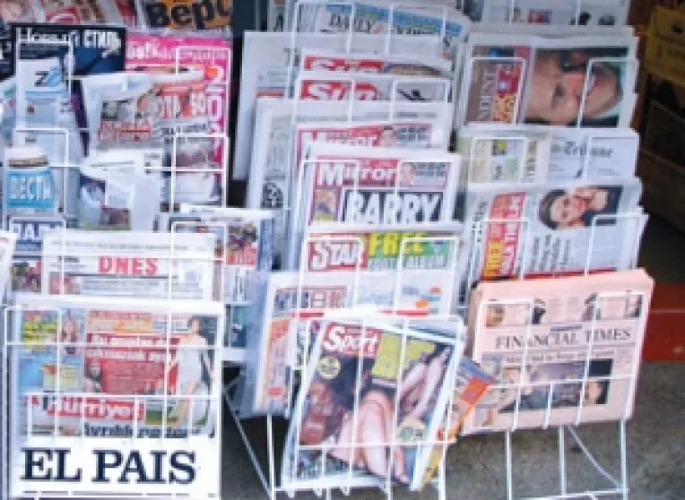 Presa externa: Guvernul minoritar a cazut din cauza lui Basescu