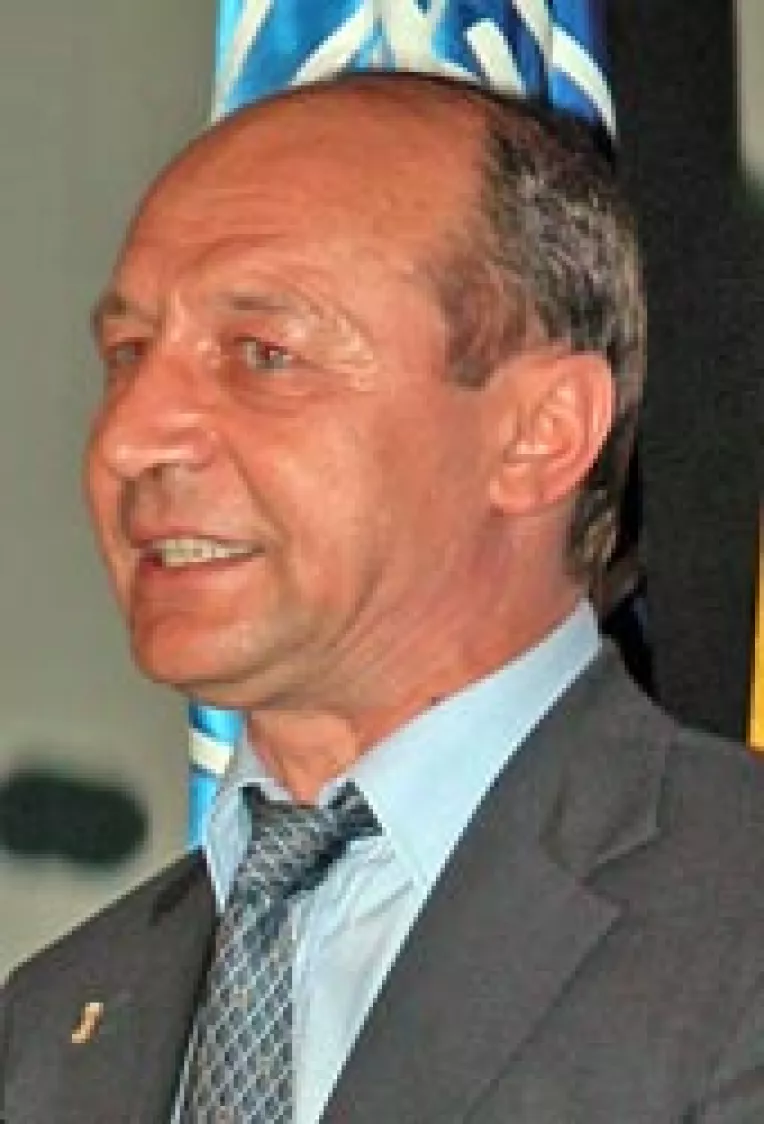 Presedintele Basescu zice ca se lasa de fumat