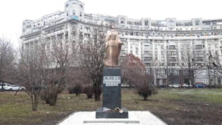 Prima statuie a Reginei Maria, plina de controverse