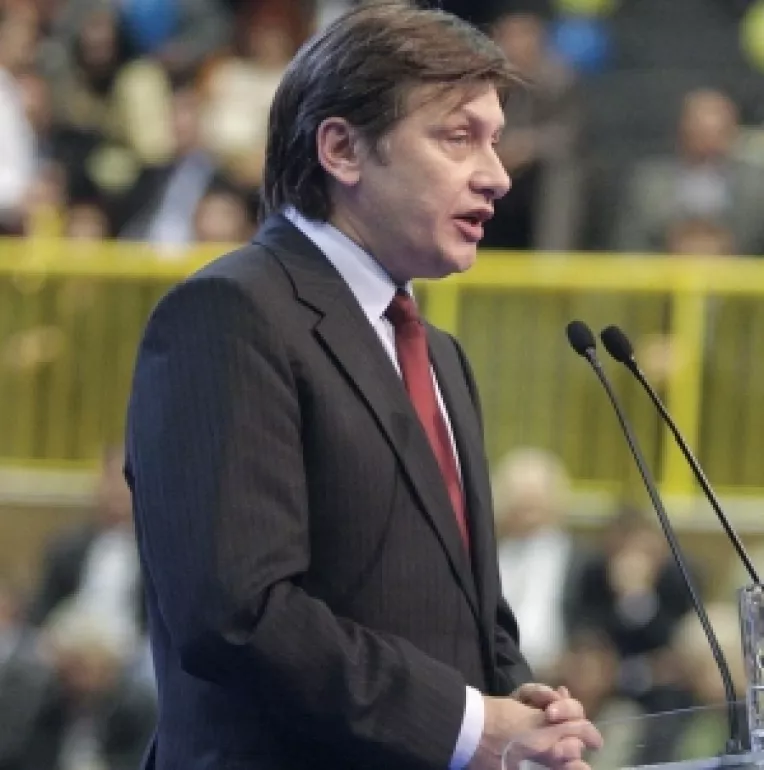 Protest: PNL nu accepta pe picior de egalitate "adunatura" generalului Oprea