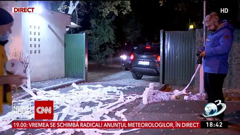 Protestatarii au venit cu hartie igienica la Vila Lac, acolo unde are loc o intalnire a PNL