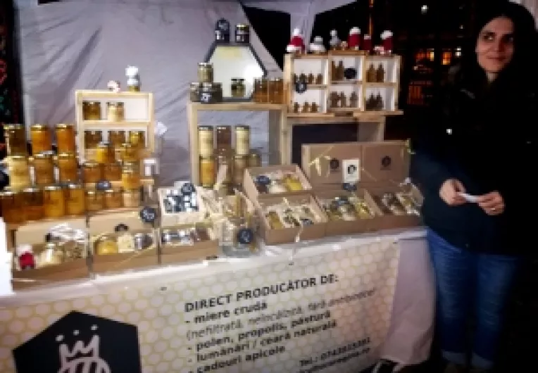 Ramona Popoiu-Popescu, detinatoarea brandului apicol Regina, la Targul de Craciun de la MTR