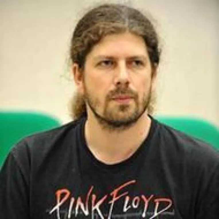 Remus Cernea, candidatul Partidului Verde la alegerile prezidentiale, a vrut sa-si dea astazi foc in fata TVR