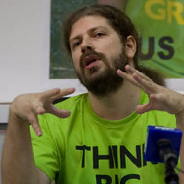 Remus Cernea nu va renunta la parul lung daca va ajunge presedintele Romaniei