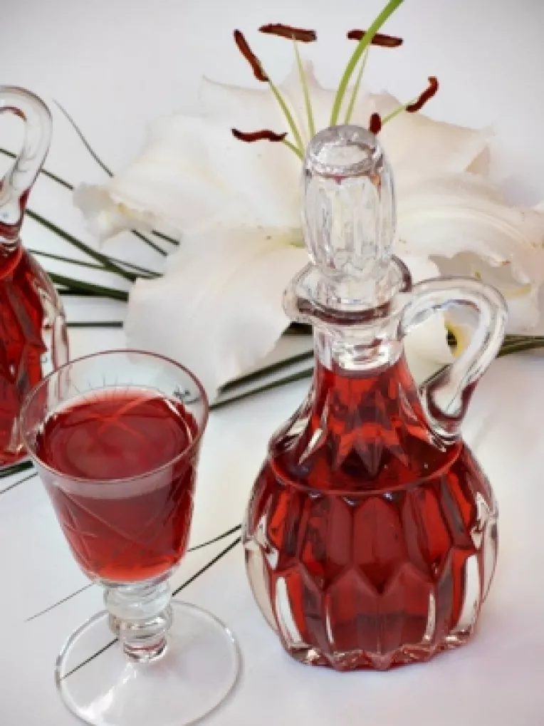 Reteta zilei: Florio, lichior de casa cu aroma de migdale