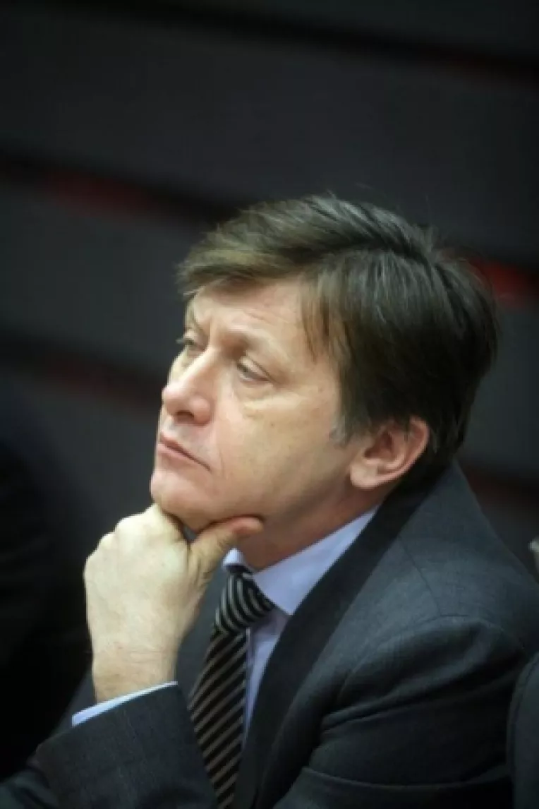 Robert de Niro al politicii: Crin Antonescu exerseaza calcatul in strachini