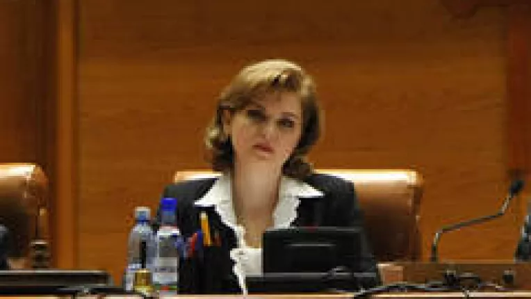 Roberta Anastase a contribuit la cresterea absenteismului deputatilor la voturile finale