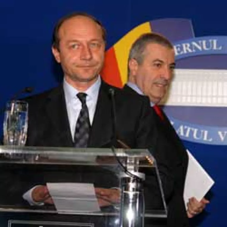 Romanii vad clar "scurtcircuitul" dintre Basescu si Tariceanu