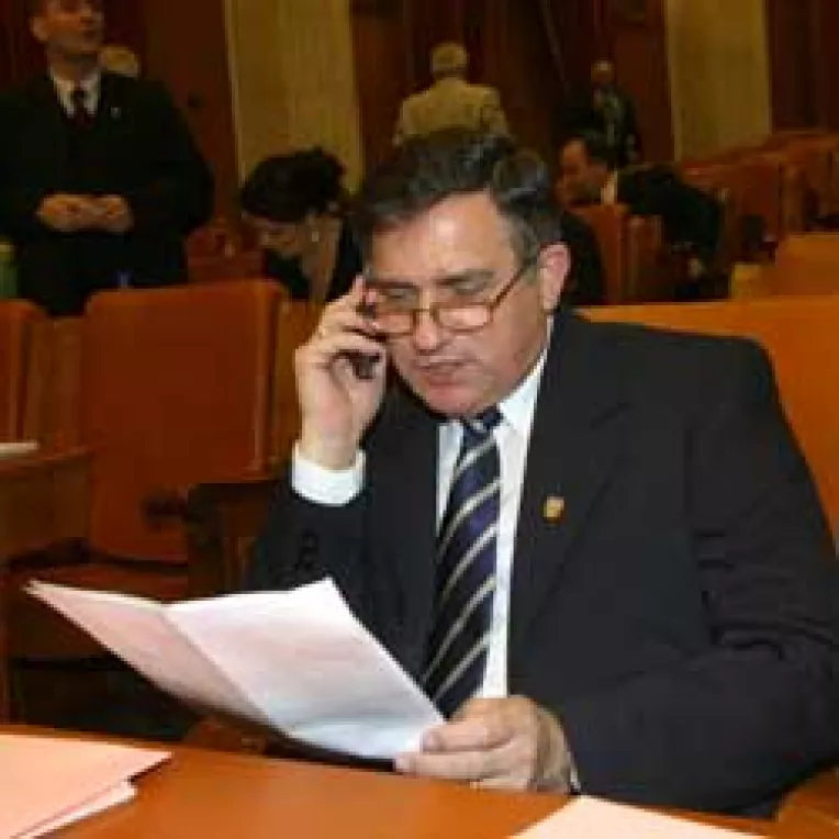 Scandalul regulamentelor trece legile pe tacute