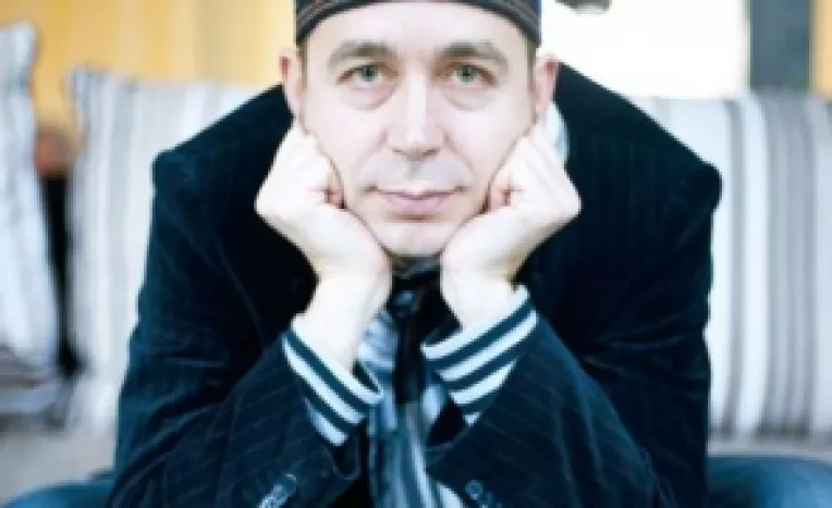 Scriitorul Vasile Ernu ii dea o replica dura lui Nicusor Dan, prin intermediul unui baiat din Teleorman