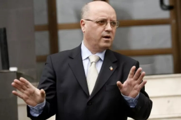 Sefia Senatului: Miza schimbului de replici dintre Victor Ponta si Mircea Geoana