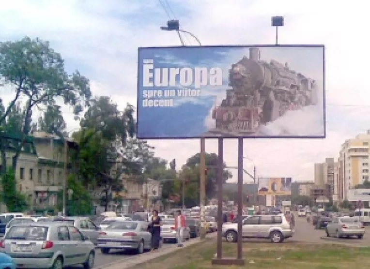 Seful Biroului de Iluminat Public, Farcas ar vrea sa interzica panourile publicitare montate pe stalpi