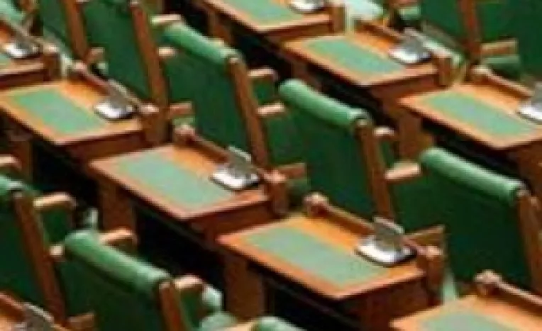 Senatul va avea atributii limitate iar numarul senatorilor va fi redus la jumatate