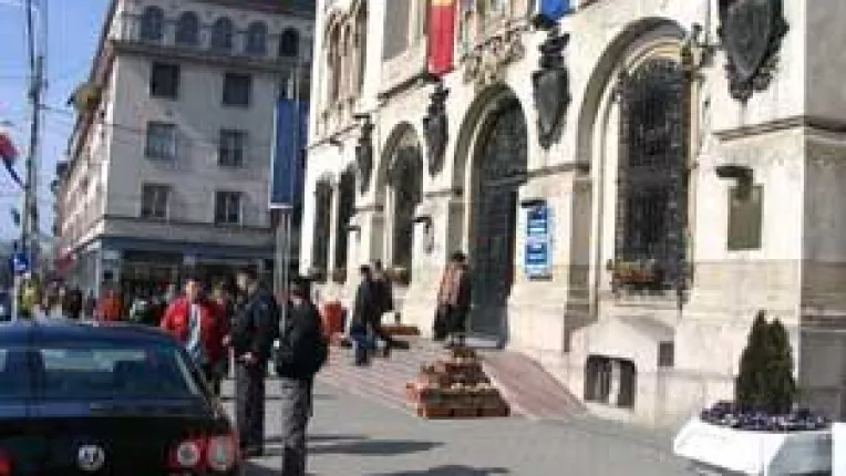 Solomon, protejat de stalpi in uniforma. Comunitarii fac legea in primarie