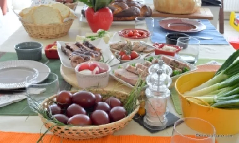 Sondaj online: Cei mai multi romani petrec Pastele acasa, cu familia