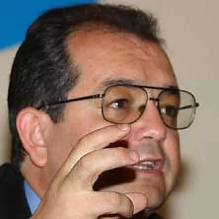 Statutul parlamentarilor este o eroare politica