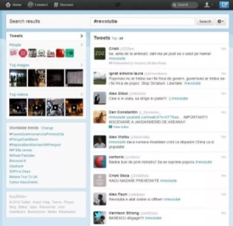 Toate mesajele postate pe Twitter cu hashtagul revolutie au fost proiectate pe zidul de la Universitate