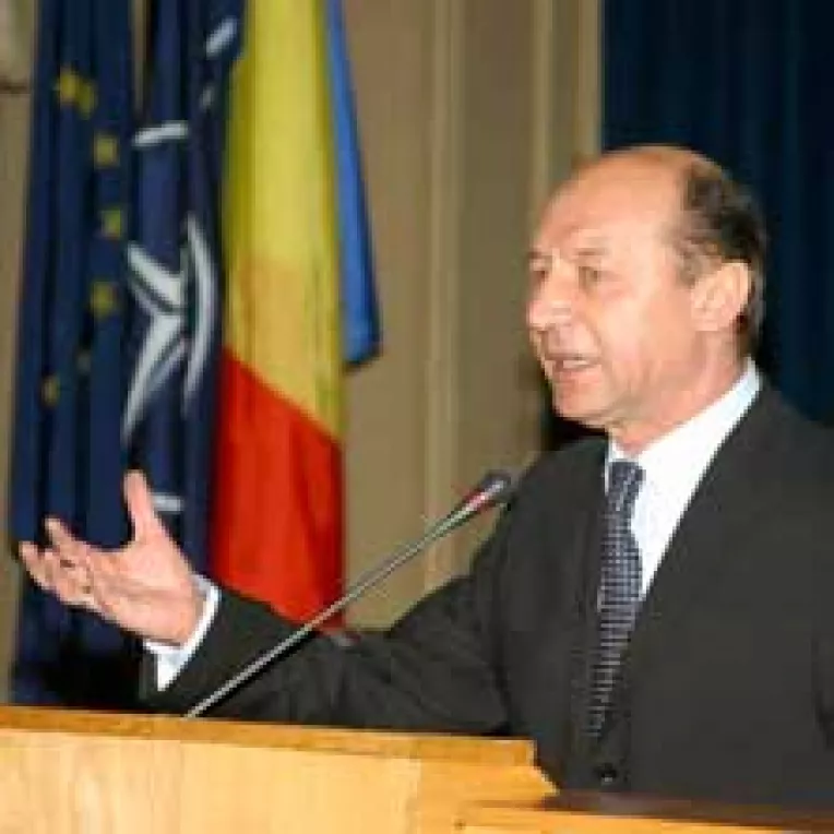 Traian Basescu propune organizarea referendumului la sfarsitul lui martie