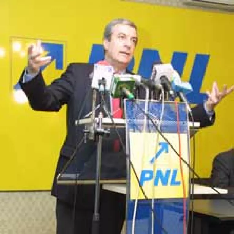 Un an si jumatate de negocieri pentru fuziunea PNL cu PD