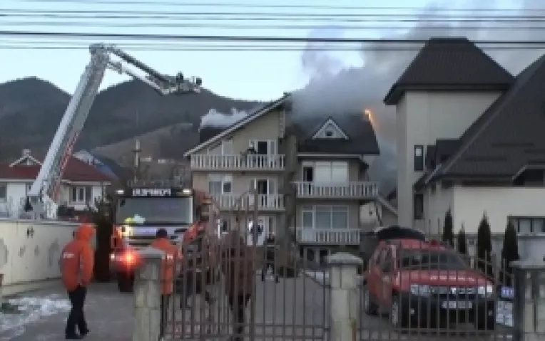 Un incendiu de proportii a avut loc intr-o mansarda a pensiunii Boema din Piatra Neamt