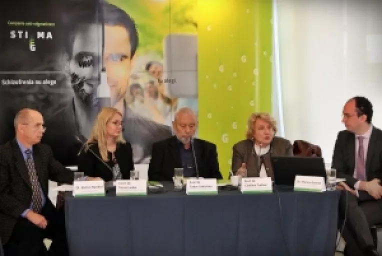 Un nou studiu subliniaza rolul esential al apartinatorilor in cazul adultilor care traiesc cu schizofrenie