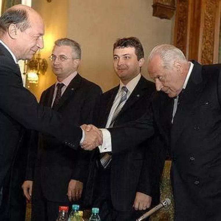 Un presedinte mincinos: Traian Basescu a  fost la Grivco. Cu caciula in mana si netransparent