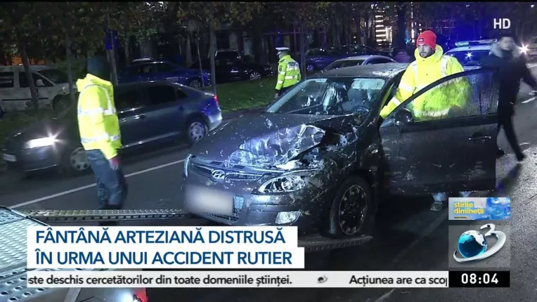 Un sofer a intrat cu masina in fantana arteziana din Piata Unirii