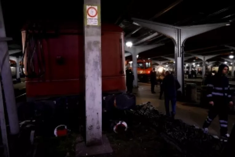Un tren particular nu a franat la timp si a intrat pe peronul Garii de Nord