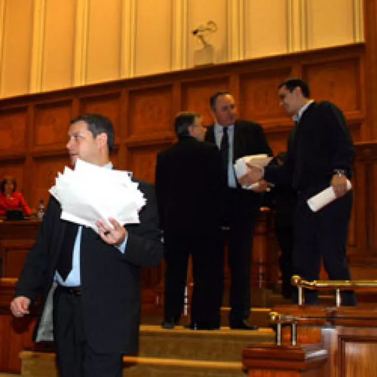 Vacanta parlamentara, uite-o ca nU E!