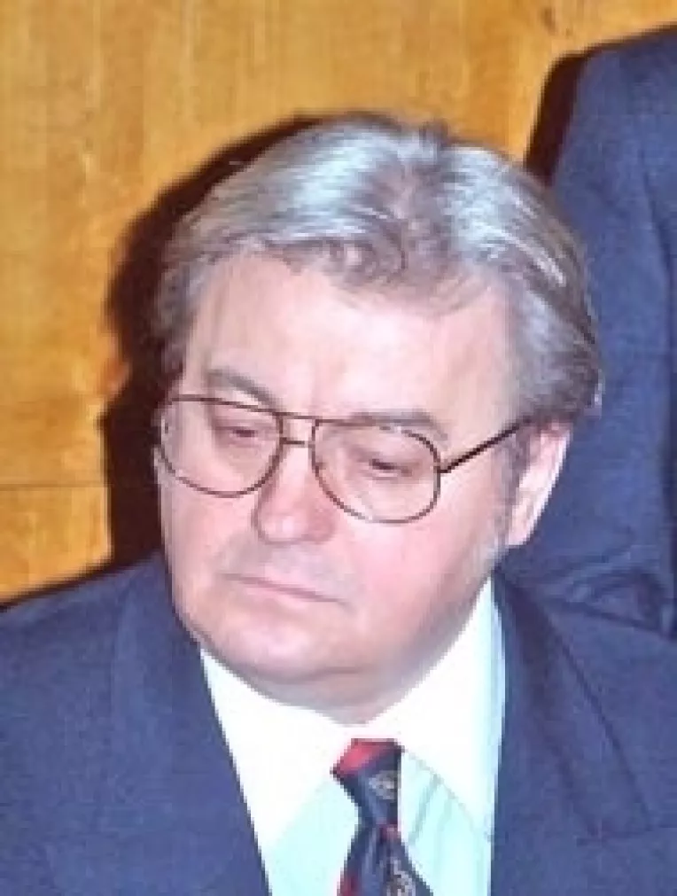 Vadim Tudor cere izolarea regimului Iliescu-Nastase