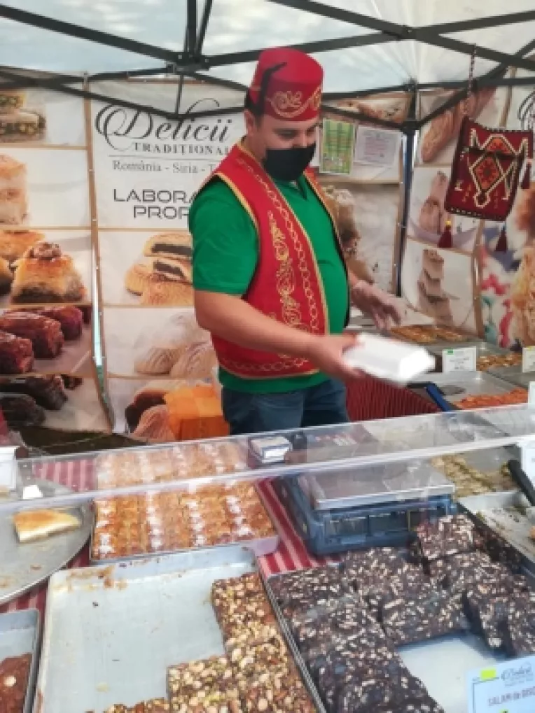 Valentin Dinca: Cataif cu lapte si suberek cu carne de vita, la targul din curtea MTR!