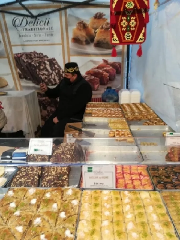 Valentin Dinca: Corabioare cu curmale, la Delicii traditionale, la Piata taraneasca din curtea MTR