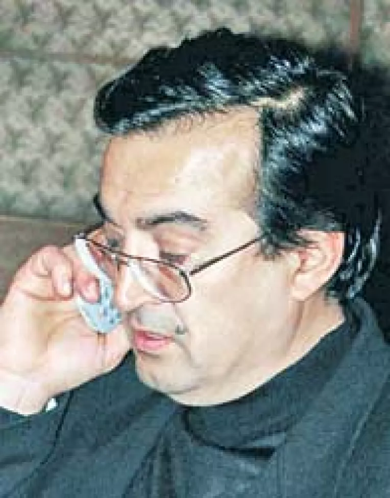 Zeicu a inceput sa lustruiasca clanta de la usa lui Mironescu